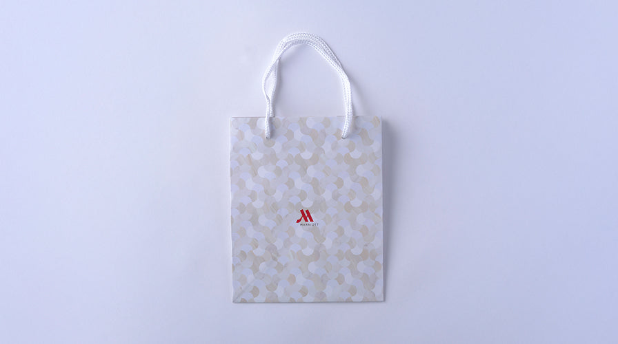 お渡し用に長崎マリオットホテルのロゴ入りショッピングバッグもご用意。※追加購入頂くことも可能です。