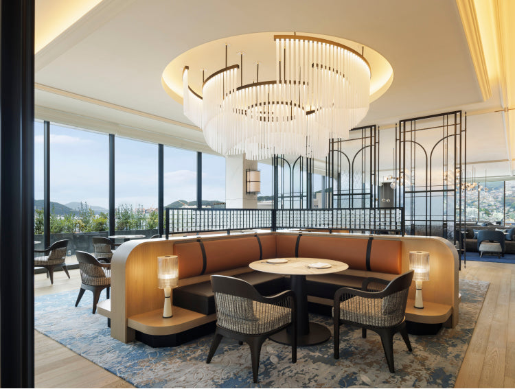 屋外のテラスから素晴らしい景色が望めるスタイリッシュなレストラン HARBELLA